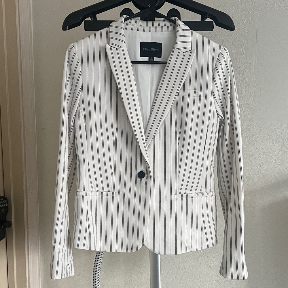 NWOT. Banana Republic White and Black Striped Blazer